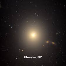 Thiên hà Messier 87 được xếp vào loại thiên hà elip, có hình dạng tròn hoặc bầu dục. Đường kính của nó khoảng 120.000 năm ánh sáng, lớn hơn khoảng cách giữa các thiên hà lân cận.
