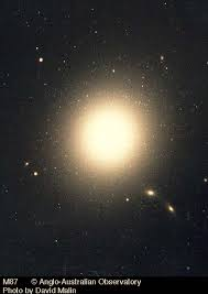 Đặc biệt, nó có một lỗ đen siêu khổng lồ tại trung tâm, với khối lượng tương đương khoảng 6,5 tỷ lần khối lượng Mặt trời. Đây là một trong những lỗ đen lớn nhất được phát hiện trong vũ trụ.