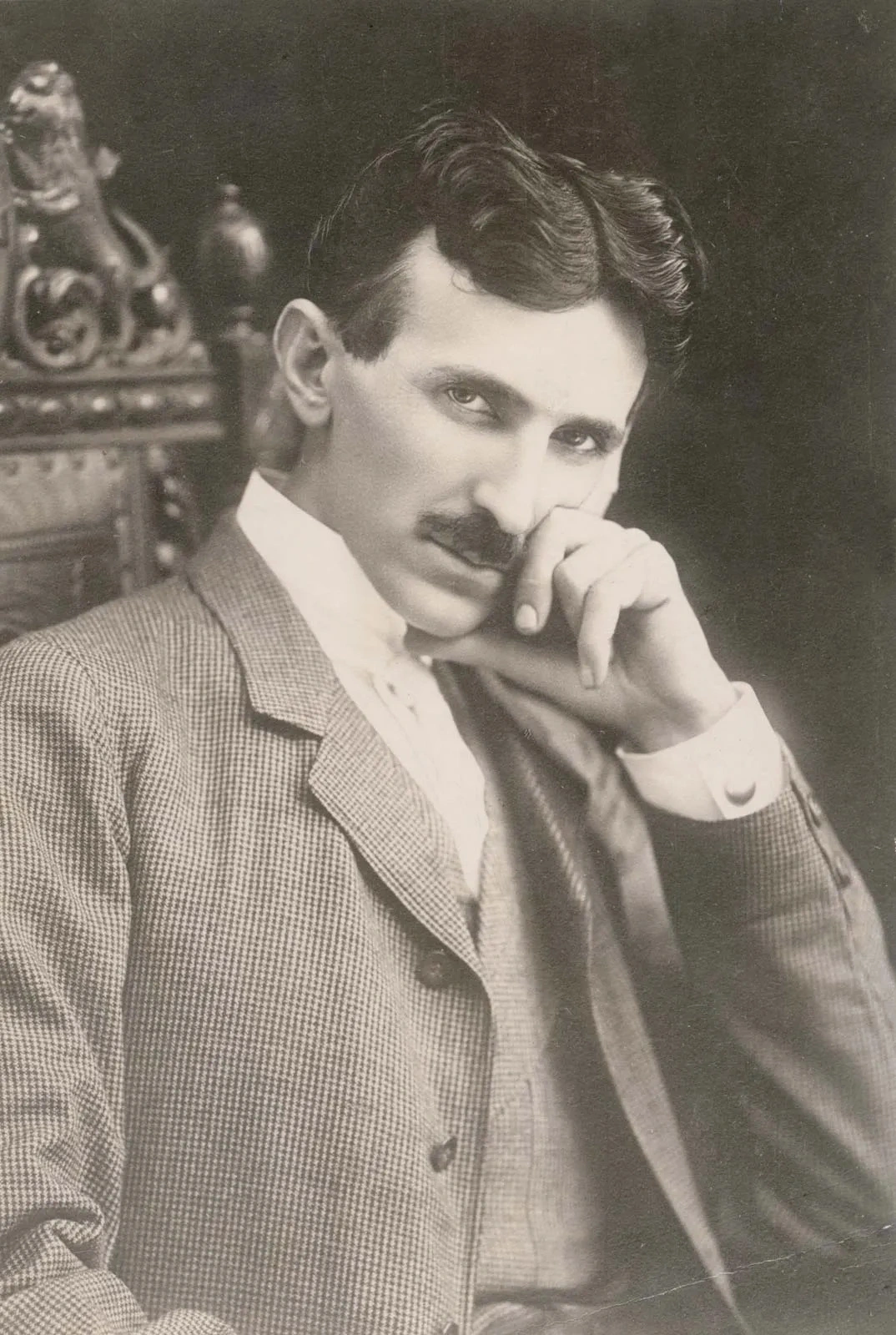 Nikola Tesla (1856 - 1943) sinh ra tại Smiljan, Đế quốc Áo (nay thuộc Croatia), là một nhà phát minh và kỹ sư, nổi tiếng với việc thiết kế ra hệ thống điện xoay chiều (AC). Đây là hệ thống điện phổ biến được sử dụng trên toàn thế giới ngày nay. Ông cũng góp công chế tạo ra "cuộn dây Tesla" (gồm 1 cuộn sơ cấp và 1 cuộn thứ cấp) - linh kiện mà cho tới nay vẫn được sử dụng trong công nghệ vô tuyến.
