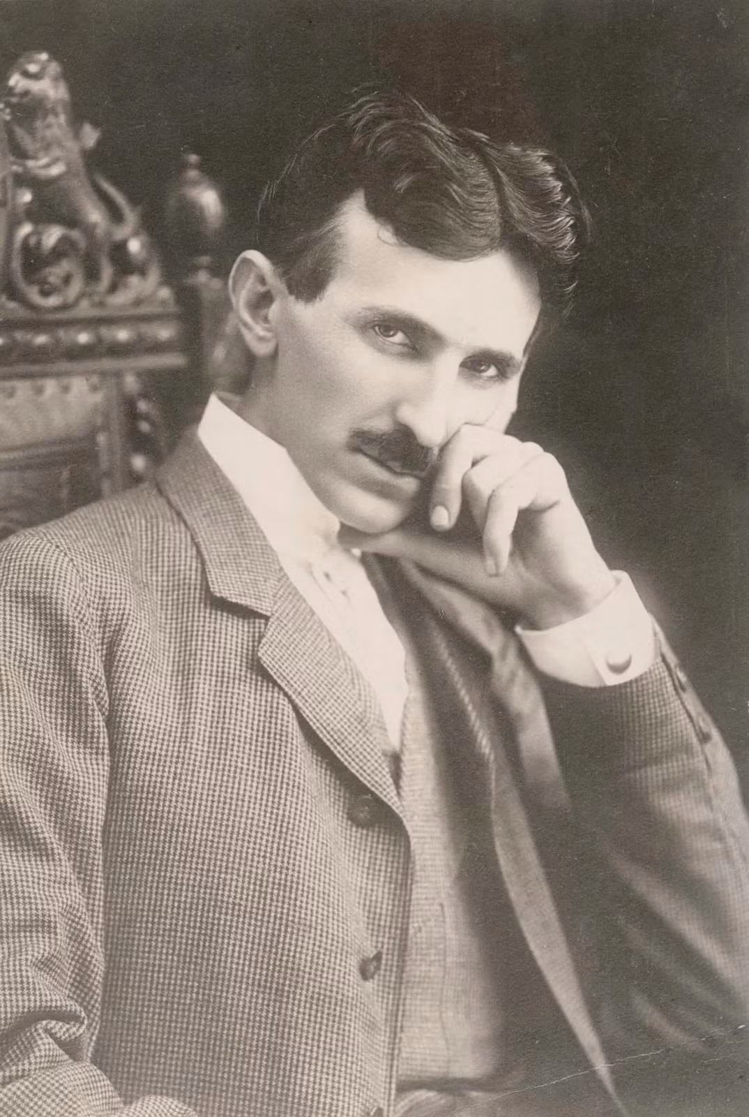 Nikola Tesla (1856 - 1943) sinh ra tại Smiljan, Đế quốc Áo (nay thuộc Croatia), là một nhà phát minh và kỹ sư, nổi tiếng với việc thiết kế ra hệ thống điện xoay chiều (AC). Đây là hệ thống điện phổ biến được sử dụng trên toàn thế giới ngày nay. Ông cũng góp công chế tạo ra "cuộn dây Tesla" (gồm 1 cuộn sơ cấp và 1 cuộn thứ cấp) - linh kiện mà cho tới nay vẫn được sử dụng trong công nghệ vô tuyến.