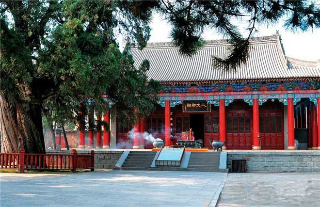 Dù lăng mộ của Hoàng Đế không có di hài bên trong nhưng người dân vẫn xem đây là địa điểm linh thiêng, bất khả xâm phạm.