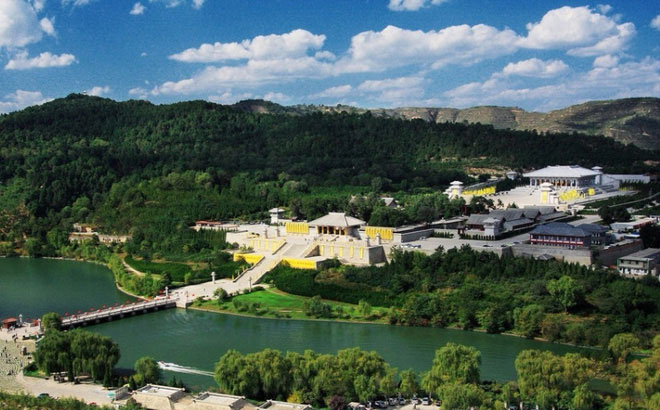 Bên trong lăng mộ có nhiều ngọc ngà, châu báu mà người dân dâng lên để tỏ lòng tôn kính với Hiên Viên Hoàng Đế.