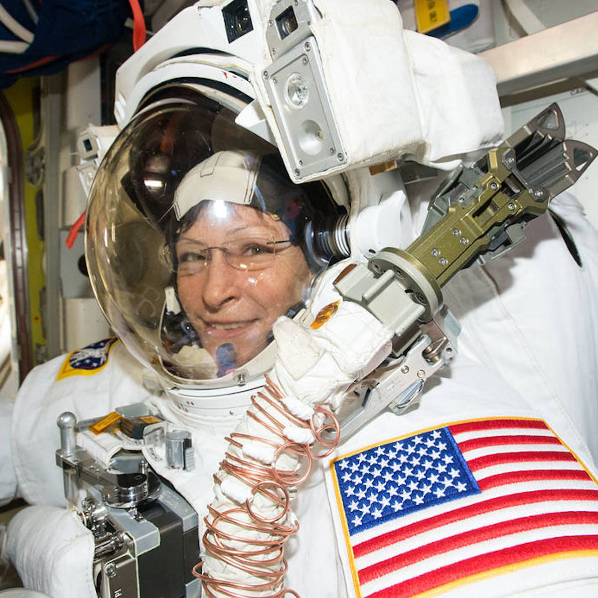 Việc bị ốm trong không gian là một thách thức đối với vận động viên vũ trụ, đặc biệt là với phi hành gia, bởi vì họ phải sống và làm việc trong môi trường khắc nghiệt và có nhiều rào cản đối với việc cung cấp dịch vụ chăm sóc sức khỏe.