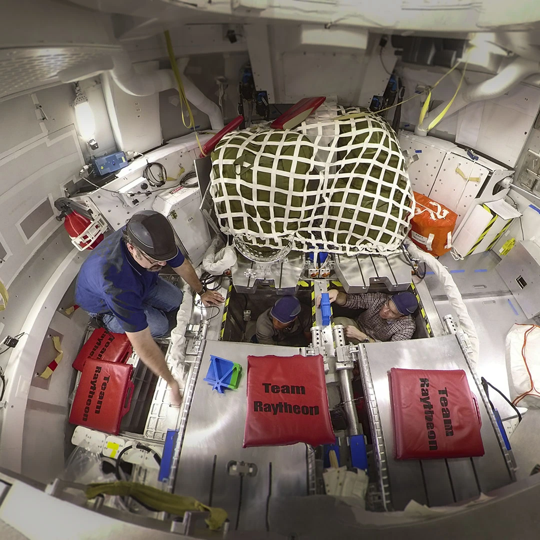 Ngoài ra, họ cũng được hưởng một mức độ cao chăm sóc sức khỏe, bao gồm các chuyên gia y tế và các thiết bị y tế để theo dõi sức khỏe của họ.