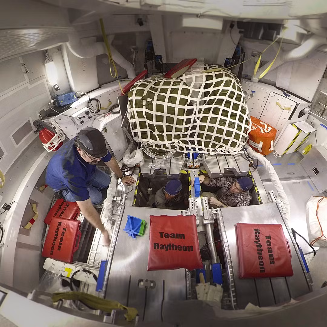 Ngoài ra, họ cũng được hưởng một mức độ cao chăm sóc sức khỏe, bao gồm các chuyên gia y tế và các thiết bị y tế để theo dõi sức khỏe của họ.