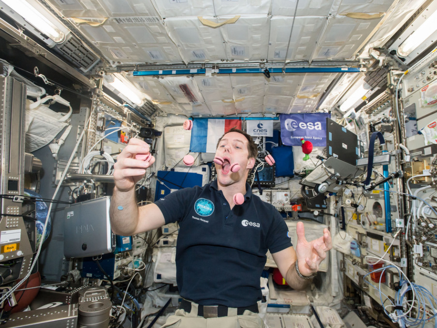 Thế nên nếu bạn muốn ợ, chỗ khí ấy sẽ mang theo tất cả những thứ linh tinh trong dạ dày bạn. Nói cách khác, ợ hơi trong vũ trụ thì cũng không khác gì một bãi nôn. Và đó còn là một bãi nôn kinh khủng nhất bạn từng được chứng kiến trong đời.