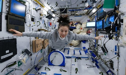 Trên Trái đất, khí tích trong dạ dày sẽ bốc lên trên vì nó nhẹ hơn thức ăn và dịch dạ dày. Còn trong vũ trụ, tất cả mọi thứ sẽ nhào trộn thành một khối.