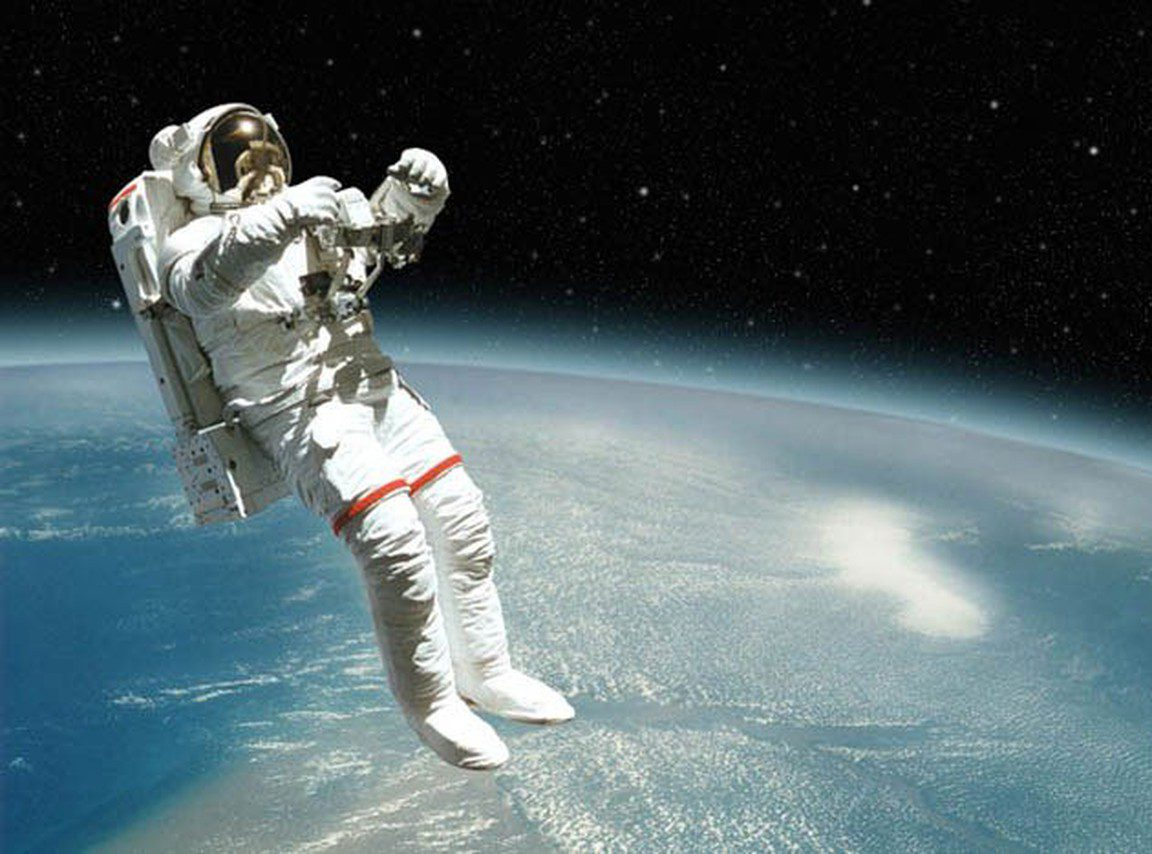 Khi đang làm việc bên ngoài tàu vũ trụ hoặc khi đang đi bộ trên bề mặt sao Hỏa, các phi hành gia sẽ hít vào một lượng lớn không khí trong bộ phận thở của mình. Khi quay trở lại tàu vũ trụ hoặc phòng thí nghiệm, sự khác biệt về áp suất giữa môi trường bên ngoài và bên trong cơ thể phi hành gia có thể dẫn đến hiện tượng ợ hơi.