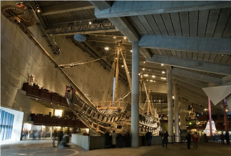 Trong quá trình xây, tàu chiến Vasa đã bị thiếu sót trong khâu thiết kế và kiểm tra chất lượng, dẫn đến trọng lượng và vẻ đẹp không cân đối.