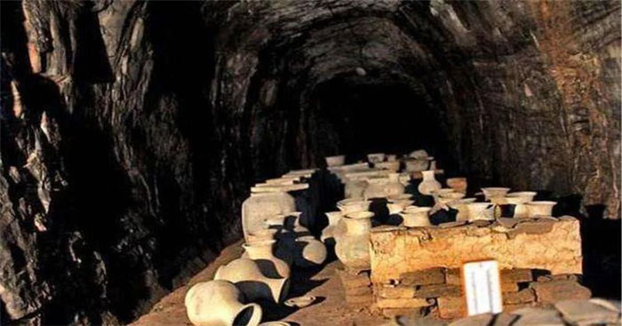 Bên trong ngôi mộ cổ các nhà khảo cổ đã phát hiện có rất nhiều quan tài nằm la liệt và điều kỳ lạ là đều quay về một hướng. (Ảnh: Sohu)