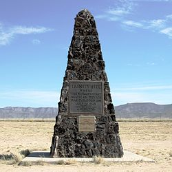 Một trong những sự thật ít được biết đến về cuộc thử nghiệm Trinity đó là, các nhà khoa học đang băn khoăn về hệ thống đèn báo tín hiệu mà họ đã lắp đặt để thông báo cho các nhân viên về thời điểm bom được kích hoạt.