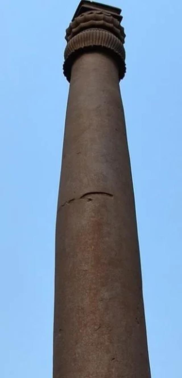 Tuy nhiên, cột sắt Delhi vẫn đứng vững, biểu tượng cho sự bất diệt của Ấn Độ và sự kiên cường của con người nơi đây.