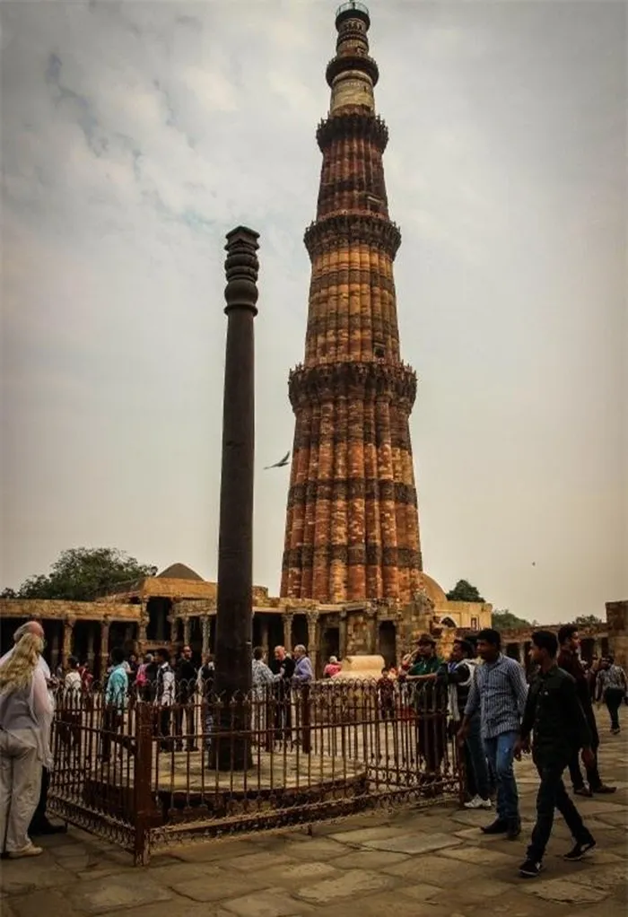 Điều thú vị là trong suốt hàng ngàn năm, cột sắt Delhi vẫn rất bền vững và không bị hoen gỉ, có thể nói đây là một trong những tác phẩm kiến trúc biểu trưng cho sự ổn định, sức mạnh và niềm tin của Ấn Độ.