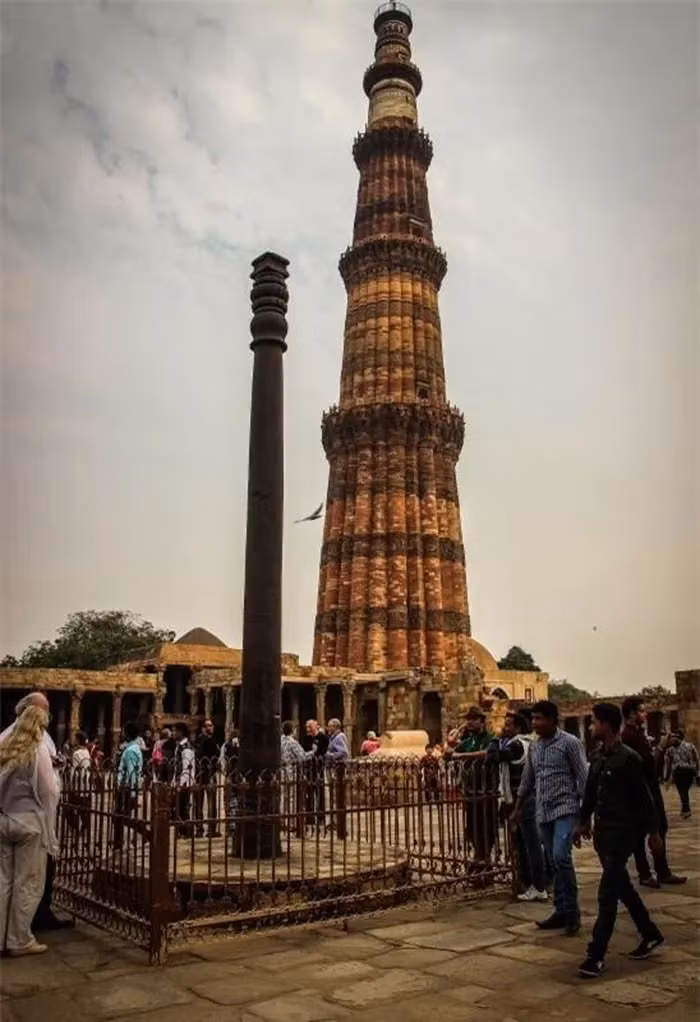 Điều thú vị là trong suốt hàng ngàn năm, cột sắt Delhi vẫn rất bền vững và không bị hoen gỉ, có thể nói đây là một trong những tác phẩm kiến trúc biểu trưng cho sự ổn định, sức mạnh và niềm tin của Ấn Độ.