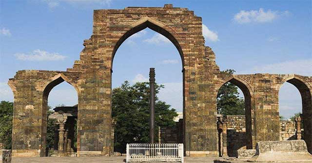 Cột sắt Delhi còn là chứng nhân cho những biến cố lịch sử của Ấn Độ. Trong suốt hàng ngàn năm, nó đã chứng kiến nhiều thăng trầm của đất nước, từ thời kỳ của hoàng đế Ashoka, qua những thời kỳ trị vì của Moghul, đến thời kỳ thuộc địa của Anh quốc.