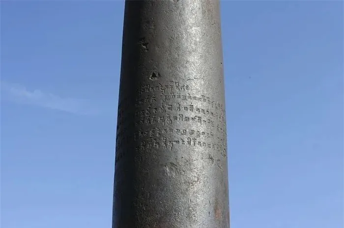 Cụ thể, cột sắt Delhi được xây dựng vào thế kỷ thứ ba trước Công nguyên và đã trải qua nhiều biến cố trong lịch sử, vẫn đứng vững cho đến ngày nay.