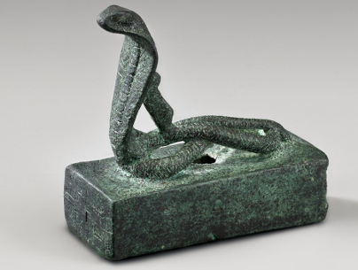 Theo những ghi chép được ghi lại trong các tài liệu, quá trình chôn cất bao gồm việc bôi đen và trang trí xác động vật, sau đó tẩm bằng các tinh dầu thơm và thuốc khử mùi.