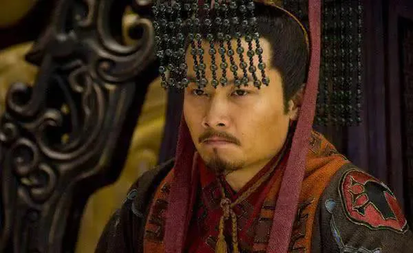 Khi Tào Tháo bế tắc trong việc tấn công Liễu Thành năm 206, Chu Bất Nghi (14 tuổi), hiến lên 10 kế, ngay lập tức giúp Tào Ngụy vượt trở ngại. Vị thế của Chu Bất Nghi từ đó ngày càng được củng cố.