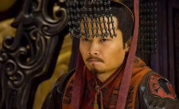 Khi Tào Tháo bế tắc trong việc tấn công Liễu Thành năm 206, Chu Bất Nghi (14 tuổi), hiến lên 10 kế, ngay lập tức giúp Tào Ngụy vượt trở ngại. Vị thế của Chu Bất Nghi từ đó ngày càng được củng cố.