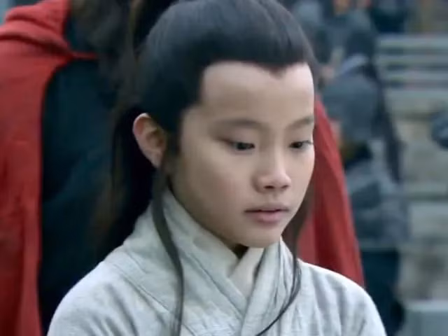 Sinh trưởng trong một gia đình danh giá, thiếu niên họ Chu từ sớm đã bộc lộ tài trí hơn người. Sau này, ông được người cậu Lưu Tiên gửi gắm cho danh sĩ Lưu Ba - bậc kỳ tài mà ngay tới Gia Cát Lượng còn phải thú nhận ''tự thẹn không bằng''.