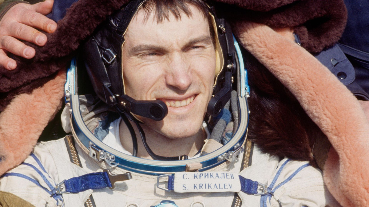 Khi tàu vũ trụ Soyuz-TM9 đưa hai phi hành gia và một số hàng hóa đến Mir, thì cả thế giới đã biết rằng Liên Xô sắp tan rã.