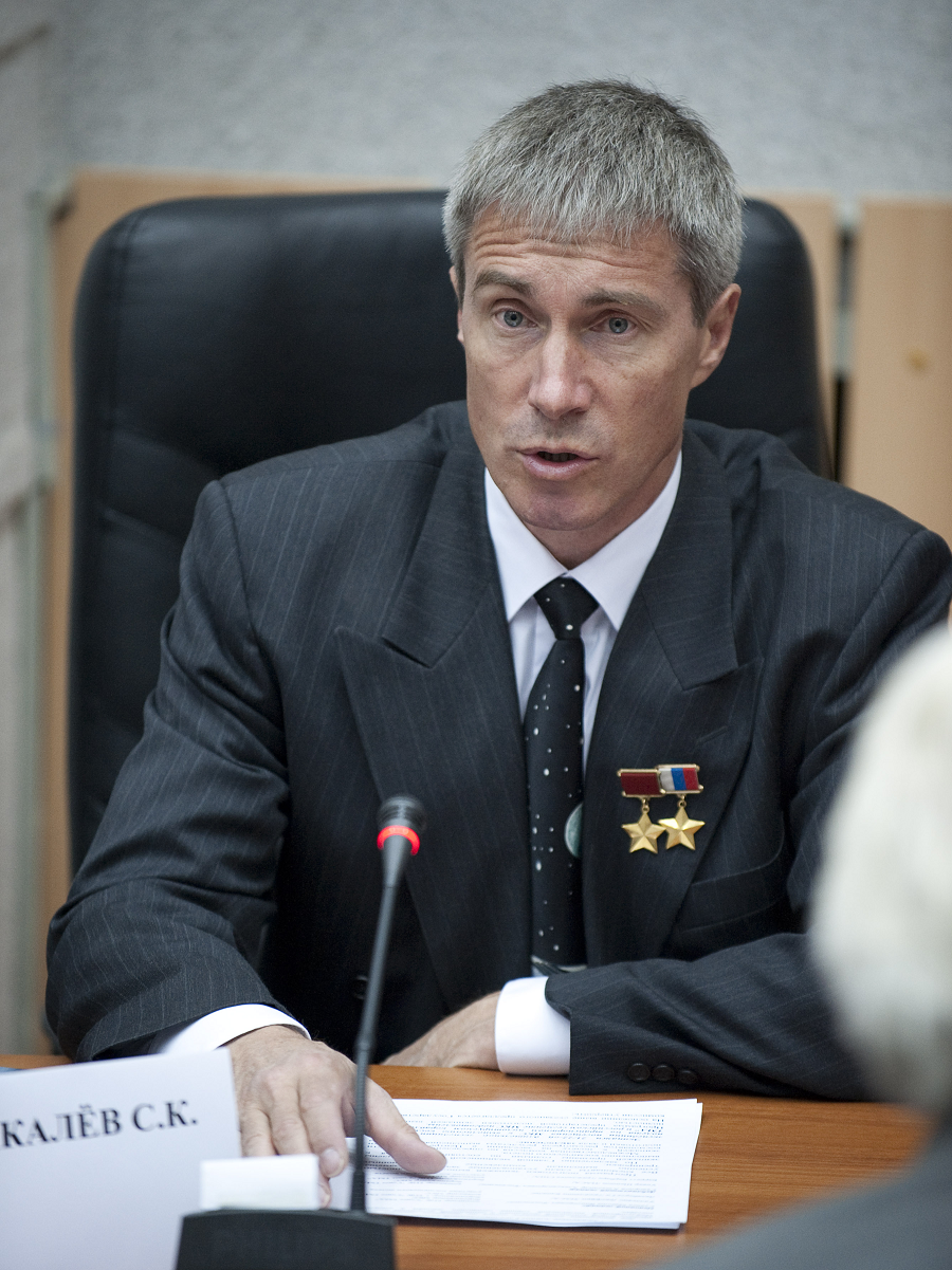 Trong khi đó, trạm vẫn tiếp tục hoạt động và cách duy nhất để phi hành gia đến Mir là bằng tàu vũ trụ Soyuz. Tuy nhiên, khi quốc hội Nga đã được tái lập, các nhân viên của Tổ hợp vũ trụ Mir đã tạm thời trở lại Trái Đất vào năm 1992.