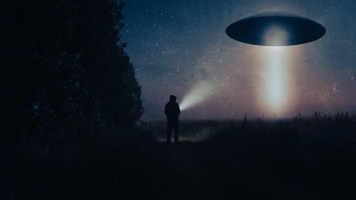 Và rồi, khi UFO tiếp cận, tất cả những điện thoại di động của họ đều chập chờn, đây là tác động của sóng điện từ của UFO.