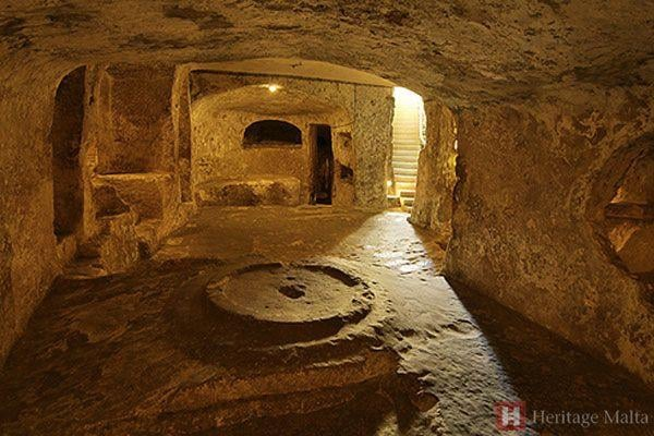 Khắp Malta, dân gian lưu truyền vô số câu chuyện, tin đồn về ma và hiện tượng ma quái trong các khu hầm mộ. Người ta còn rỉ tai nhau, không ít sinh viên và giáo sư khảo cổ đã bị mất tích trong hệ thống đường hầm Malta. Biệt danh " vương quốc người chết" chào đời, trở thành điểm nhấn cho ngành du lịch Malta.