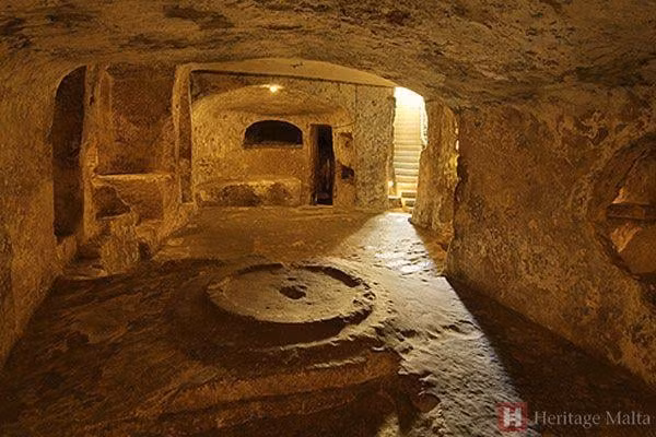 Khắp Malta, dân gian lưu truyền vô số câu chuyện, tin đồn về ma và hiện tượng ma quái trong các khu hầm mộ. Người ta còn rỉ tai nhau, không ít sinh viên và giáo sư khảo cổ đã bị mất tích trong hệ thống đường hầm Malta. Biệt danh " vương quốc người chết" chào đời, trở thành điểm nhấn cho ngành du lịch Malta.