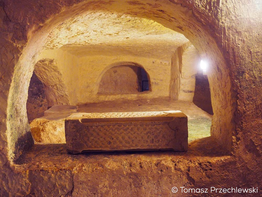 Có một số chứng cứ được sử dụng để giải đáp câu hỏi về chỗ chôn cất của Thánh Paulus. Nhiều học giả cho rằng Thánh Paulus đã bị khống chế và bị đuổi ra đảo Malta vào khoảng năm 60 sau Công nguyên. Họ cho rằng hầm mộ này được tạo ra sau đó và được sử dụng như một nơi để tôn vinh linh mục này.