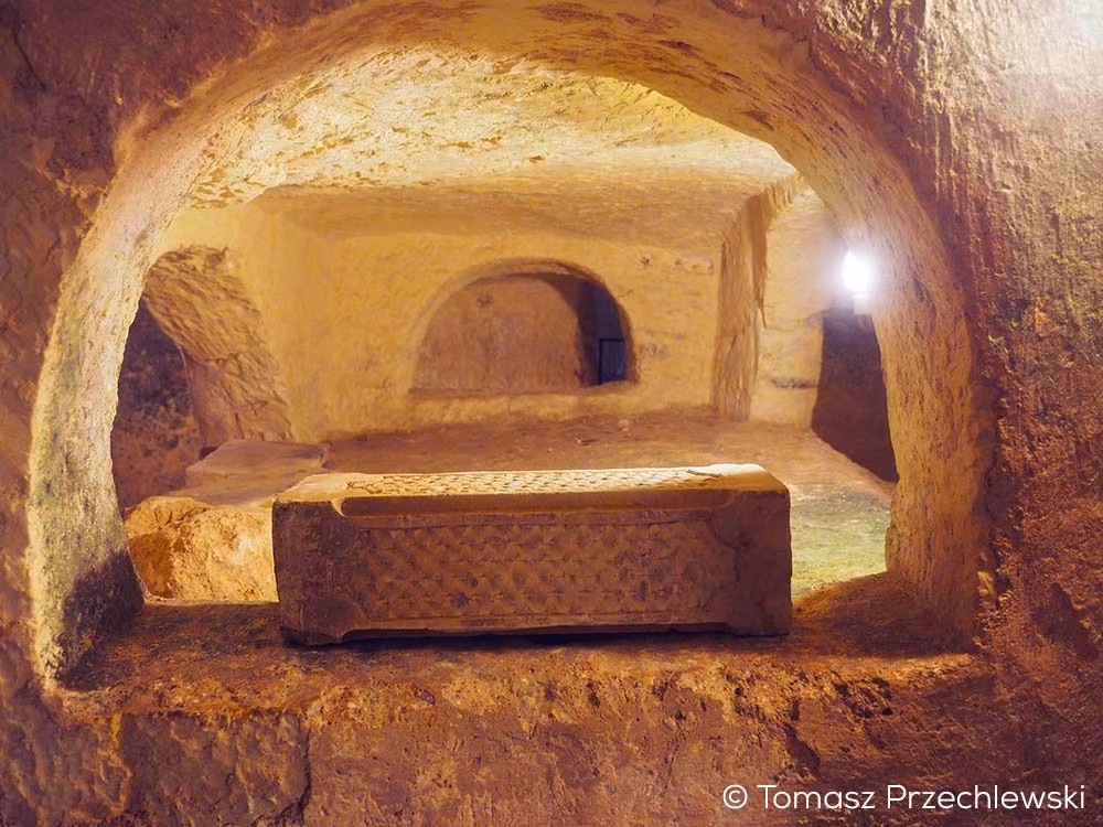 Có một số chứng cứ được sử dụng để giải đáp câu hỏi về chỗ chôn cất của Thánh Paulus. Nhiều học giả cho rằng Thánh Paulus đã bị khống chế và bị đuổi ra đảo Malta vào khoảng năm 60 sau Công nguyên. Họ cho rằng hầm mộ này được tạo ra sau đó và được sử dụng như một nơi để tôn vinh linh mục này.