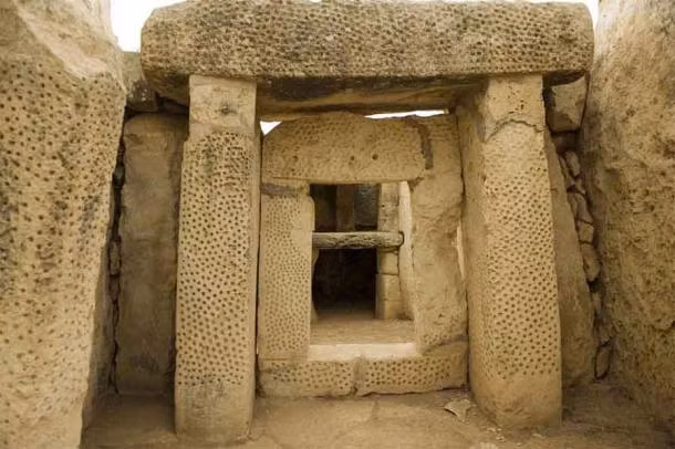 Sau nhiều thế kỷ, Hầm mộ Thánh Paulus đã bao gồm 30 gian ngầm. Người Malta đào nhiều đường hầm, di chuyển người chết từ trong các khu dân cư tới đây bằng hệ thống đường hầm dài, rộng, cắt nhau phức tạp như mê cung.