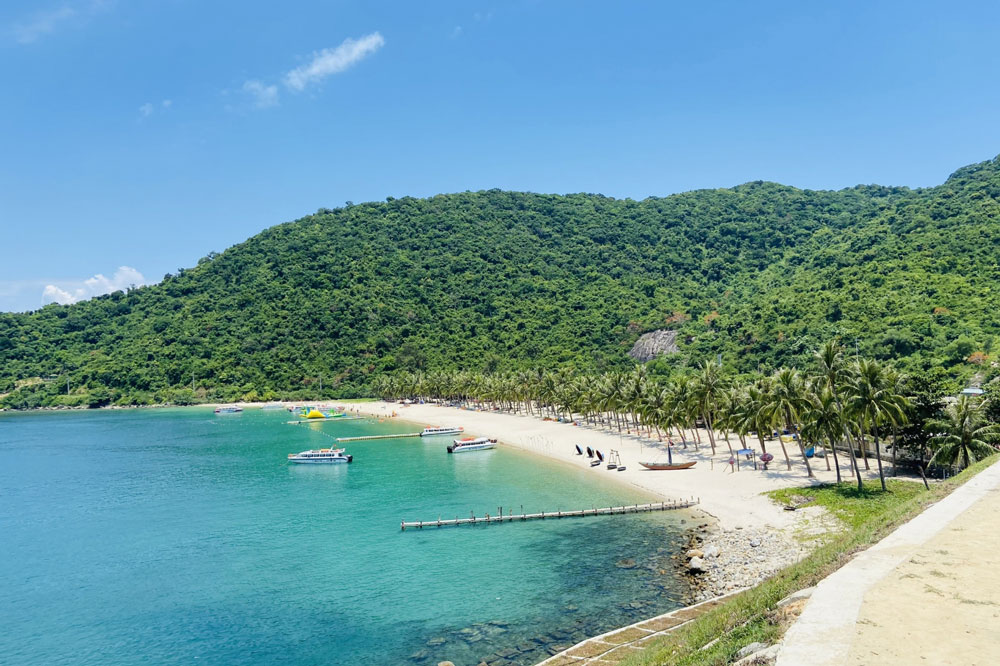 Bạn có thể bắt đầu hành trình của mình bằng một chuyến tham quan Cù Lao Chàm - điểm đến cao cấp được ưa thích nhất ở địa phương này.