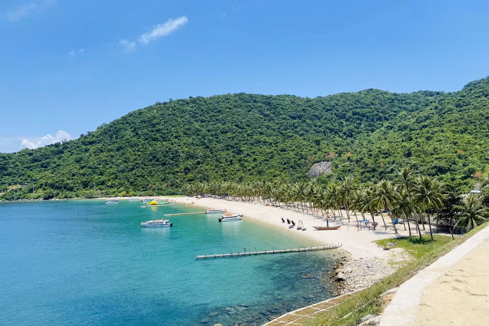 Bạn có thể bắt đầu hành trình của mình bằng một chuyến tham quan Cù Lao Chàm - điểm đến cao cấp được ưa thích nhất ở địa phương này.