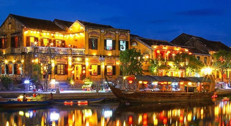 Hội An còn được biết đến như một thủ phủ nghệ thuật, với những tiệm trang sức, hoa cây cảnh, cửa hàng bán sơ mi và đầm dạ hội, tất cả đều được làm thủ công hoàn toàn.