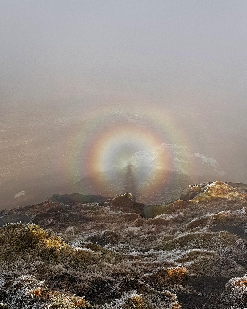 Khi Mặt Trời chiếu ánh sáng vào đám mây, ánh sáng sẽ bị phản xạ và tạo thành một "bóng ma" trên bề mặt đám mây hay sương mù.