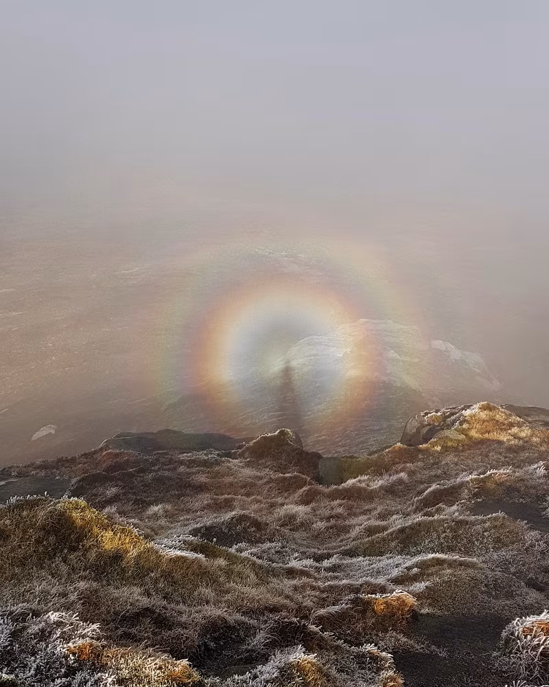 Khi Mặt Trời chiếu ánh sáng vào đám mây, ánh sáng sẽ bị phản xạ và tạo thành một "bóng ma" trên bề mặt đám mây hay sương mù.