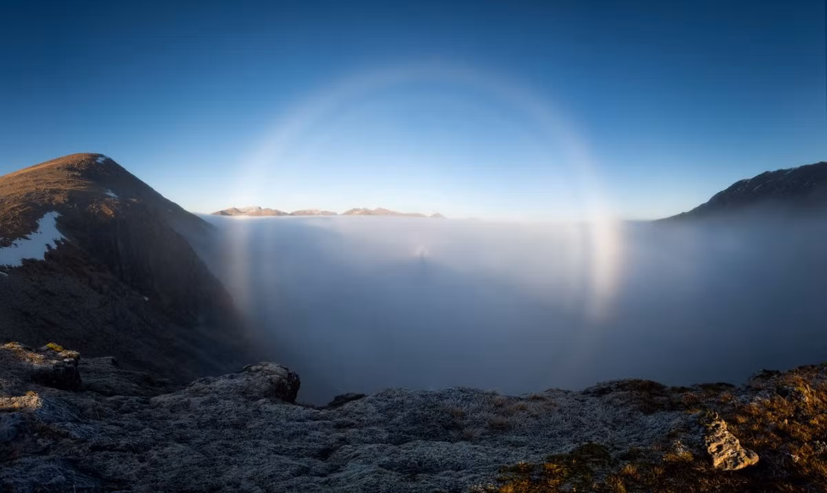Để chứng minh rằng Brocken spectre là kết quả của sự phản chiếu ánh sáng, một số giáo sư đại học đã tiến hành thực nghiệm bằng cách sử dụng đèn và màn của mình để tạo ra hiện tượng ánh sáng phản xạ tương tự như Brocken spectre.