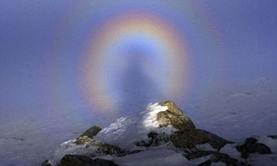 Có thể có nhiều nguyên nhân cho điều này, chẳng hạn như sự tò mò và sợ hãi của con người về những điều kỳ dị, hay cảm giác không thích hợp với những giải thích khoa học.