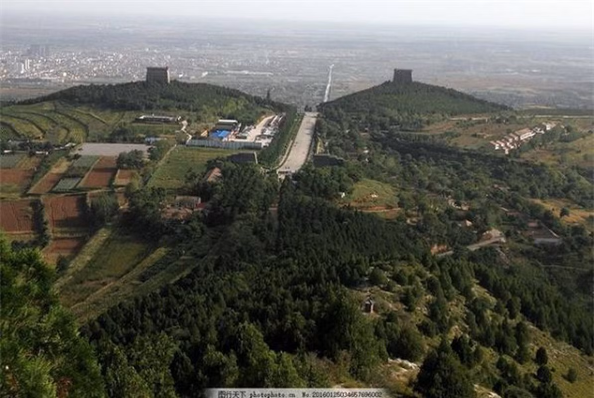 Trải qua hơn 1.000 năm lịch sử với vô vàn lời đồn đoán về nó, nhiều nhà khảo cổ tin rằng, bên trong Càn Lăng là cả một gia tài kho báu không thể ước tính được giá trị thực sự.