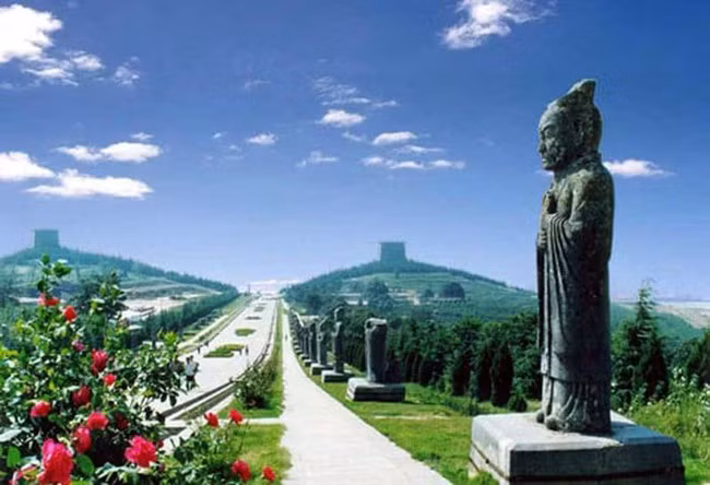 Đã hơn một thiên niên kỷ trôi qua, Càn Lăng là nơi bất khả xâm phạm nhất dù đã có hơn 17 lần bị mộ tặc ghé thăm và không lần nào thành công, khiến mọi người tin rằng còn tồn tại nhiều bí ẩn khiến giới khoa học đau đầu.