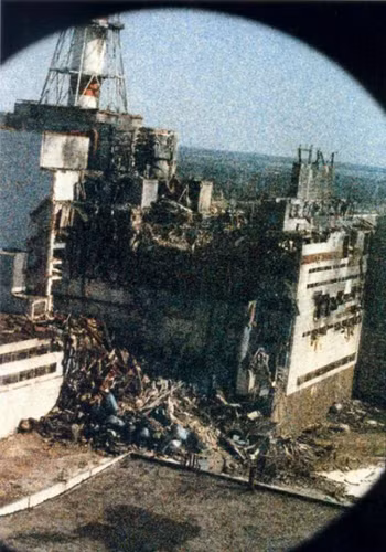 2. Bức ảnh hiếm hoi về Chernobyl vào buổi sáng khi thảm họa hạt nhân xảy ra, ngày 26/4/1986. Độ nhiễu hạt trên ảnh là do ảnh hưởng của bức xạ trong không khí.