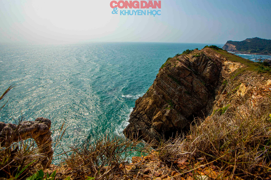 Vien ngoc xanh Co To duoi tran gian