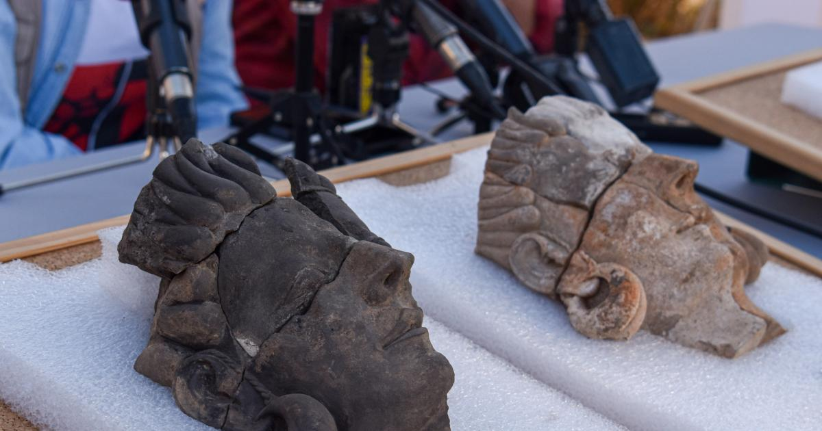 Theo một nhóm do Esther Rodríguez González và Sebastían Celestino Pérez thuộc Viện Khảo cổ học của Hội đồng Nghiên cứu Quốc gia Tây Ban Nha, hai trong số những bức phù điêu được bảo quản tốt nhất dường như mô tả những người phụ nữ có thể từng là nữ thần trong đền thờ thần linh của người Tartessos.