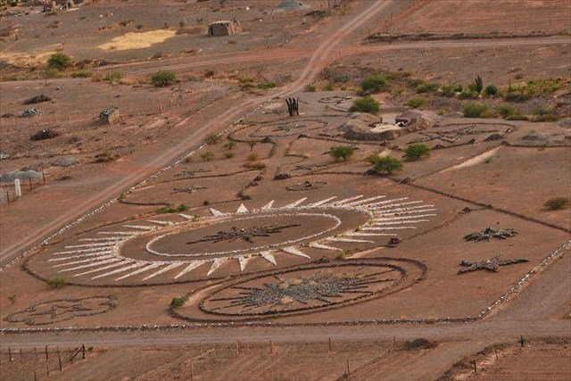 Ông đã dành hàng tháng để xây dựng cả sân bay và các cấu trúc bên trong, với hy vọng sẽ chào đón sự xuất hiện của những người ngoài hành tinh.