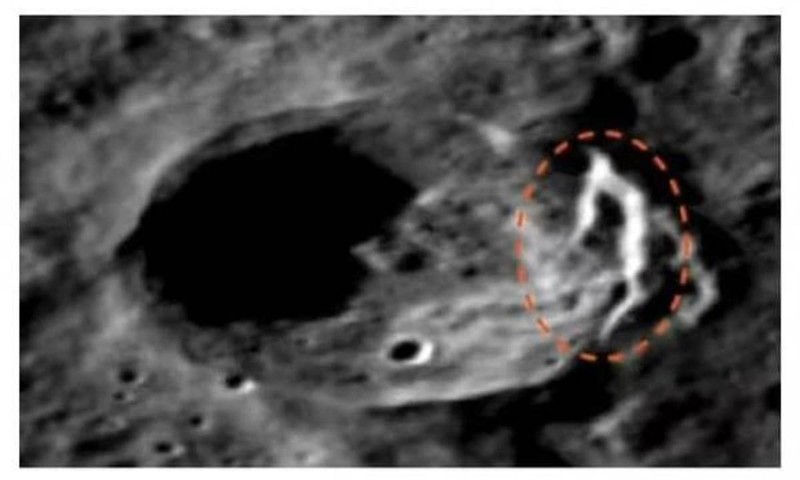 Theo NASA: "Ảo ảnh ma là một hiện tượng tâm lý trong đó mọi người có xu hướng nhìn thấy các hình dạng dễ nhận biết trong các đám mây, khối đá hoặc các vật thể hoặc dữ liệu không liên quan khác. Hiện tượng này có nhiều trên Trái đất và trong không gian".