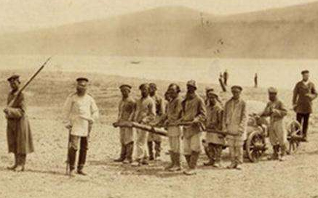 Để giải thích cho câu hỏi này, ta cần tìm hiểu về hệ thống pháp luật và quyền lực của triều đình phong kiến Trung Hoa trong quá khứ.