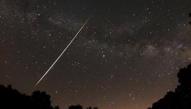 Ở Việt Nam, cụ thể là khu vực thủ đô Hà Nội, chúng ta có thể chiêm ngưỡng mưa sao băng Lyrids với mức hiển thị xuất sắc từ 21h ngày 22/4 đến 06h sáng ngày 23/4.