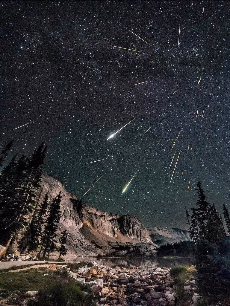 Nếu muốn quan sát mưa sao băng Lyrids, bạn nên chọn những địa điểm có ánh sáng yếu như công viên, nông trang hay nơi ngoại ô.