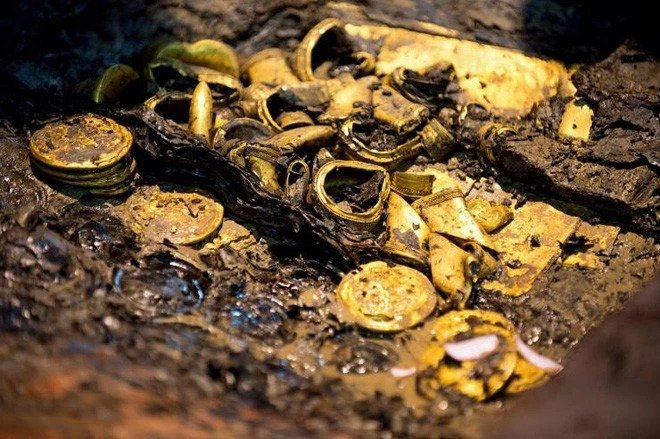 Trong số hàng trăm ngôi mộ được tìm thấy, gây chú ý nhất là một "lăng mộ vàng" chứa vô số báu vật thuộc hàng quốc bảo bằng vàng, bao gồm một con sư tử vàng nặng tới 1 tấn.